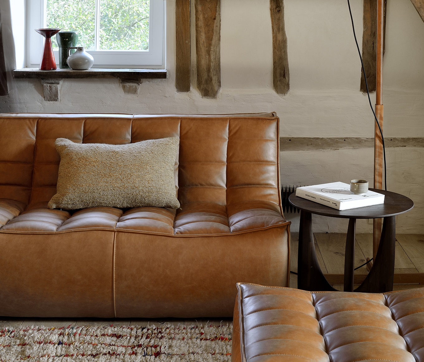 20084 N701 Old Saddle sofa 50536 Geometric side table 1 rogné