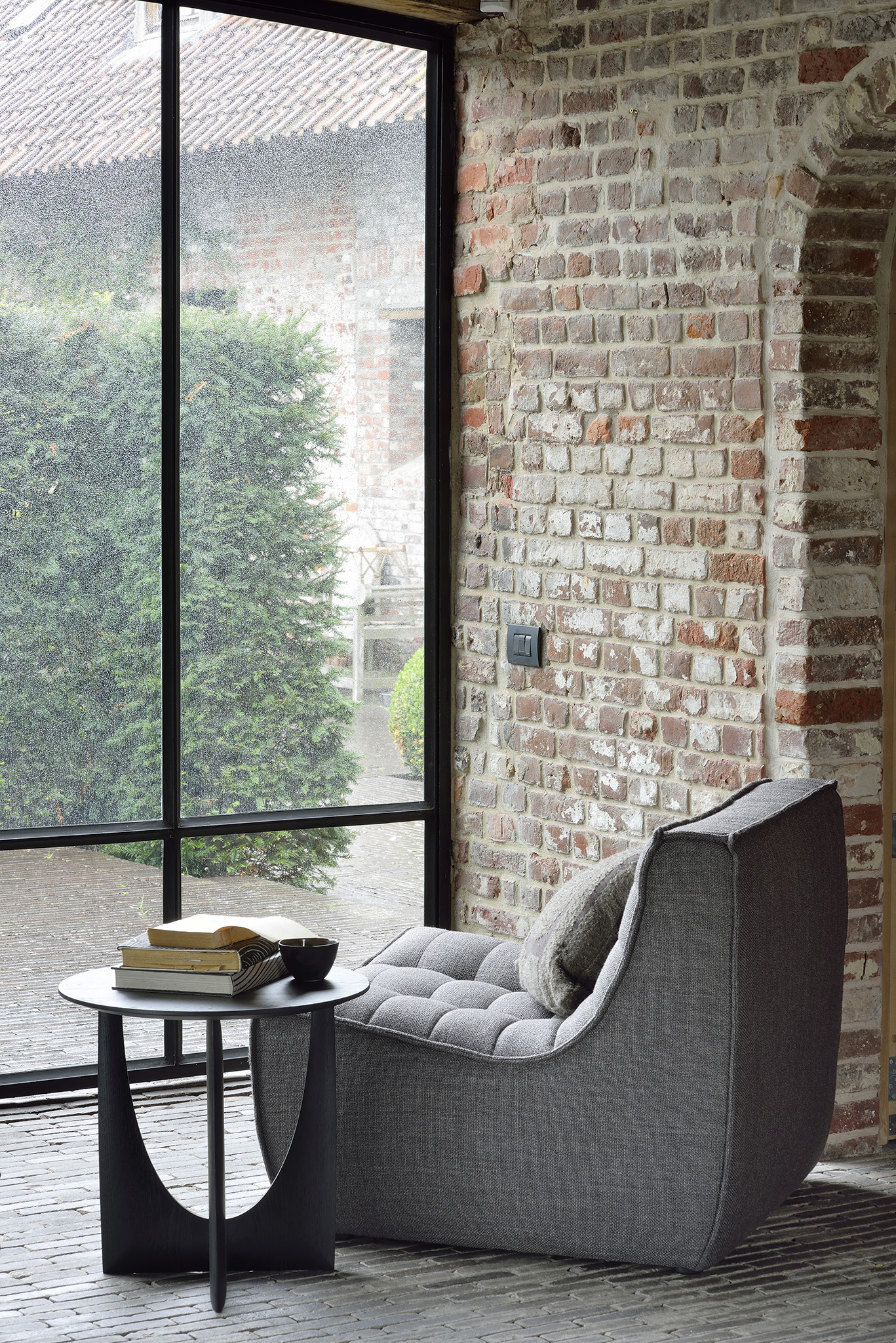 20232 N701 sofa grey 50536 Geometric side table black vertical