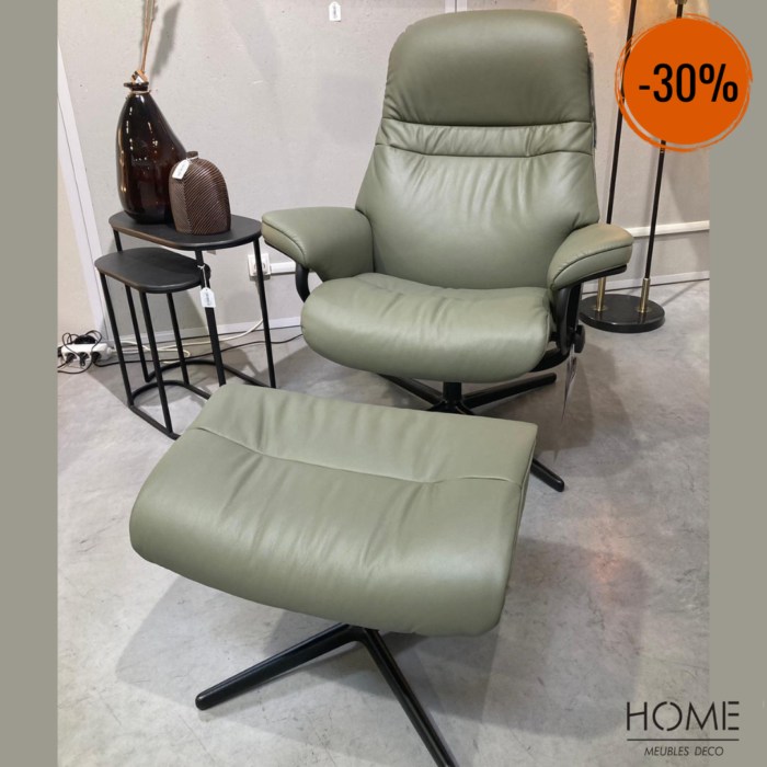 Fauteuil Sunrise pouf Stressless Relax en cuir chez Home Ancenis